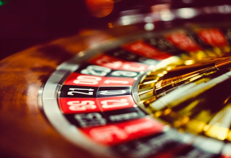Pengguna f30 menikmati hiburan sports dan casino melalui perangkat mobile di kota Jakarta